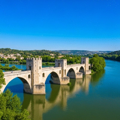 Vue aérienne du centre historique d'Avignon avec le Palais des Papes et le Pont d'Avignon